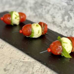Kanape tomati, mozzarella ja basiilikuga